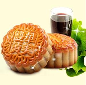 春去秋來收獲日， 金秋團(tuán)圓月，華美月餅香。待到月圓中秋夜， 歸故里，見爹娘。